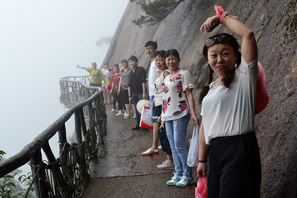 港源公司優(yōu)秀員工登上三清山